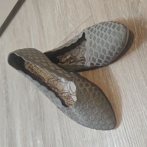 Skechers Women's Gray Flats SIZE 6.5